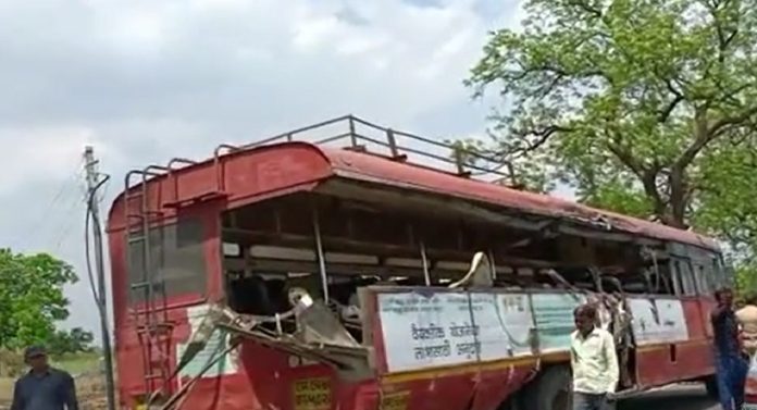  Accident :  यवतमाळमध्ये भयानक अपघात; ST बस अर्धी कापली गेली