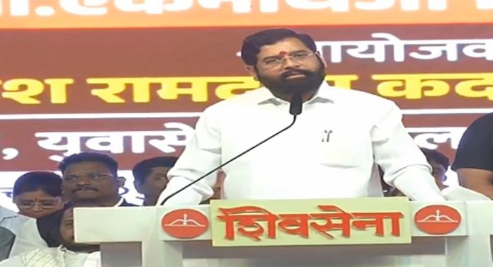 CM Eknath Shinde : ...म्हणून त्याला बाळासाहेबांनी चपलेने मारले होते; राहुल गांधींचे नाव घेत मुख्यमंत्री एकनाथ शिंदे यांची टीका 