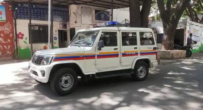 Crime News : वाद क्रिकेटच्या मैदानात, पण राडा घरात! भावानेच दोन लहान बहिणींना केले रक्तबंबाळ