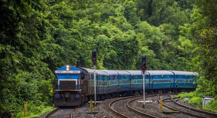 Konkan Railway : सुट्टीच्या निमित्तानं कोकण रेल्वेनं प्रवास करणाऱ्यांसाठी आनंदाची बातमी 