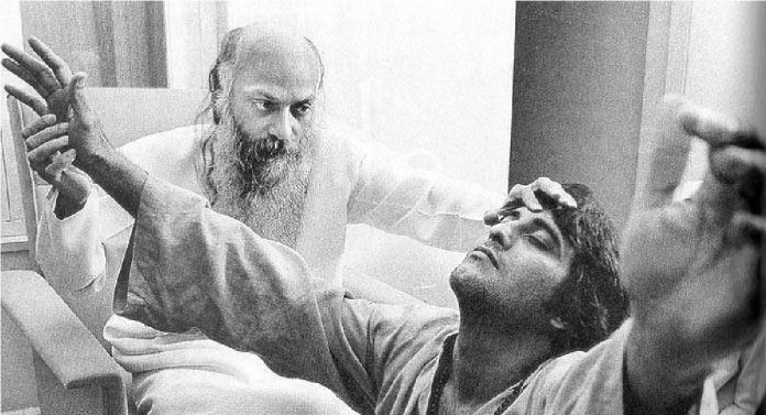 Osho: 'संभोग से समाधि की ओर'...  या पुस्तकामुळे सगळ्यांनाच प्रश्न पडला ओशोंच्या आश्रमात नेमकं चालायचं काय?