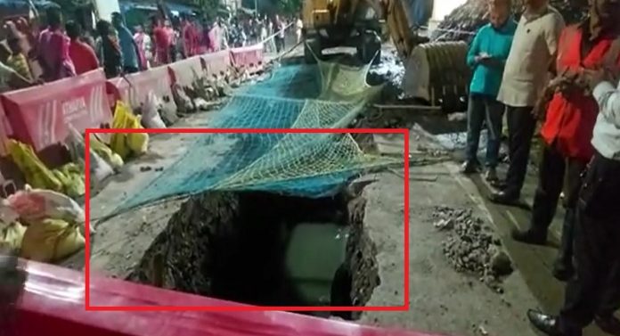 Thane News : ठाण्यात रस्ता खचला; तब्बल 15 ते 16 फूट मोठा खड्डा पडला 