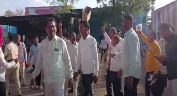 ठाकरे गटाच्या समर्थकांनी रोखला अब्दुल सत्तार यांचा ताफा, कापूस व खोके फेकत...