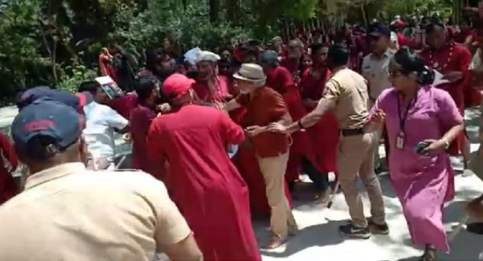 पुण्यातील ओशो आश्रमात भक्तांचा गोंधळ, गेट तोडून आत केला प्रवेश; पोलिसांचा लाठीचार्ज