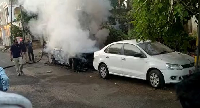 Accident : कारच्या धडकेत ऑटोचालकाचा मृत्यू; संतप्त जमावाने थेट कार पेटविली आणि... 