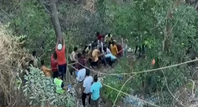 Bus Accident :  जुन्या पुणे-मुंबई हायवेवर बोरघाटात बस दरीत कोसळली; 8 जणांचा मृत्यू तर 30 ते 35 जण जखमी