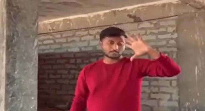 Crime News : 50 खोके घेऊन चोर आले...शिंदे गटावर गाणं; रॅपरविरोधात पोलीस ठाण्यात गुन्हा दाखल