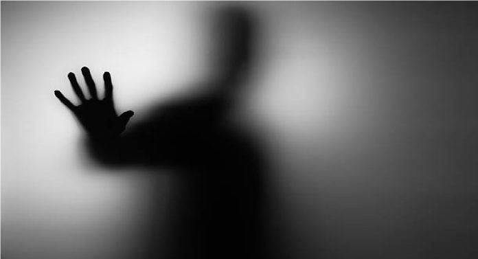 Crime News: I Love You... म्हणत महिलेची छेड काढणाऱ्या पोलिस अधिकाऱ्याला लोकांनी असा धडा शिकवला की...