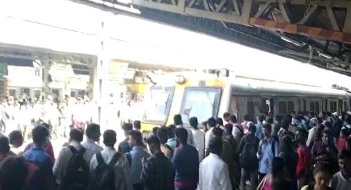 Crime News: गर्दीने खचाखच भरलेल्या विरार रेल्वे स्थानकात घडली धक्कायक घटना; सर्व ट्रेन खोळंबल्या