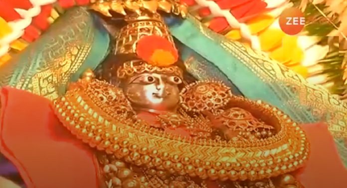 Kolhapur News : भक्तांच्या दर्शनासाठी आई अंबाबाई मंदिराबाहेर; नेत्रदीपक सोहळ्याची Exclusive दृश्य