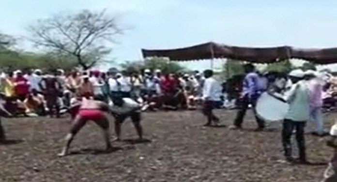 Kusti : बाईनं मैदान गाजवलं! महिलेने केले पुरुष कुस्तीपटूला चितपट