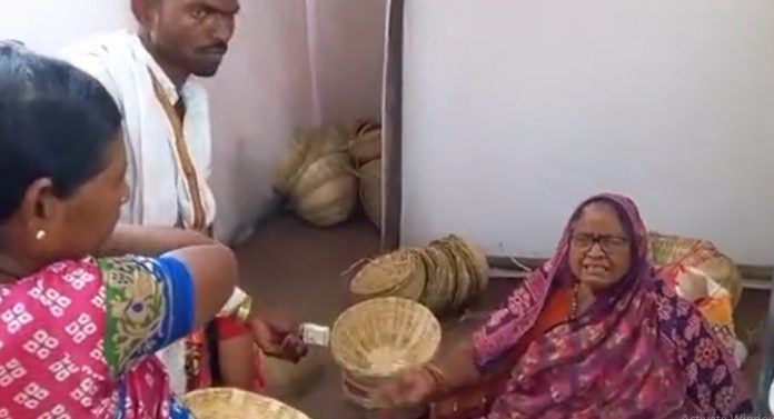 MLA Mother : याला म्हणतात साधेपणा! मुलगा आमदार असतानाही आई महाकाली देवीच्या यात्रेत विकतेय बांबूच्या टोपल्या