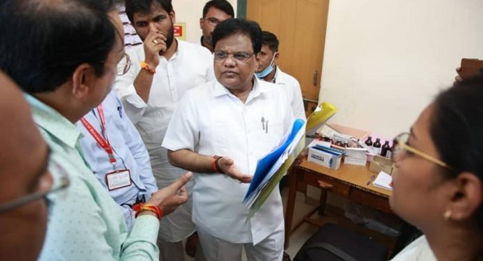 Maharashtra Corona: महाराष्ट्रात कोरोनाचा धोका वाढला; मास्कबाबत आरोग्यमंत्र्यांचा मोठा निर्णय