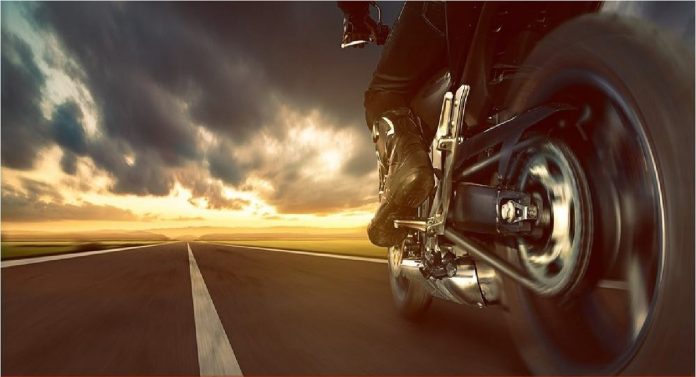 Mumbai Viral Video :  धावत्या बाईकवर दोघींसोबत तरुणाचा खतरनाक स्टंट, व्हिडीओ पाहून मुंबई पोलिसांनीही बसला धक्का