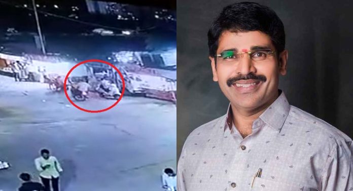 Pune Crime : बाईकवरुन आलेल्या तिघांनी राष्ट्रवादीच्या सरपंचाला संपवलं... हत्येचा थरार CCTVत कैद