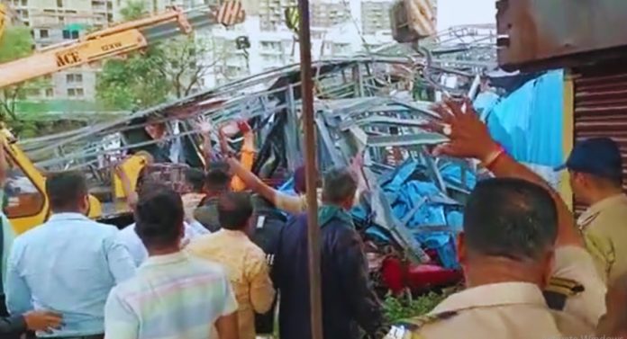 Pune News: पुण्यात धक्कादायक घटना, होर्डिंग कोसळल्याने 5 जणांचा मृत्यू!