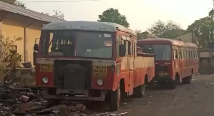 ST Bus : काय म्हणायचं आता? बसेस नादुरुस्त असल्याने ड्रायव्हर सक्तीच्या रजेवर; ST महामंडळाचा अजब कारभार