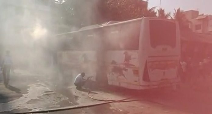 Shivshahi Bus Fire : टायर फुटला आणि शिवशाही बस पेटली; ड्रायव्हरच्या एका निर्णयामुळे प्रवासी बचावले 