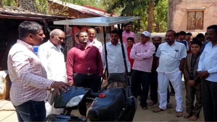 Solar Bike  : शेतकऱ्याच्या मुलाने बनवली चक्क 8000 रुपयांत सोलर बाईक 