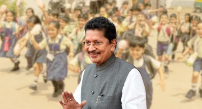 Summer Vacation : आजच शाळांना सुट्ट्या द्या आणि सुट्ट्यांमध्ये...; उष्णतेच्या लाटेमुळं शालेय शिक्षण मंत्र्यांचे निर्देश