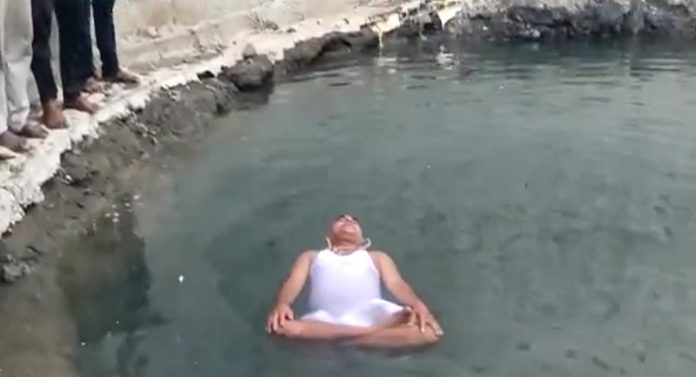 Viral Video: गरम तव्यावर बसून शिव्या घालणाऱ्या बाबानंतर आता पाण्यावर तरंगणारा बाबा चर्चेत