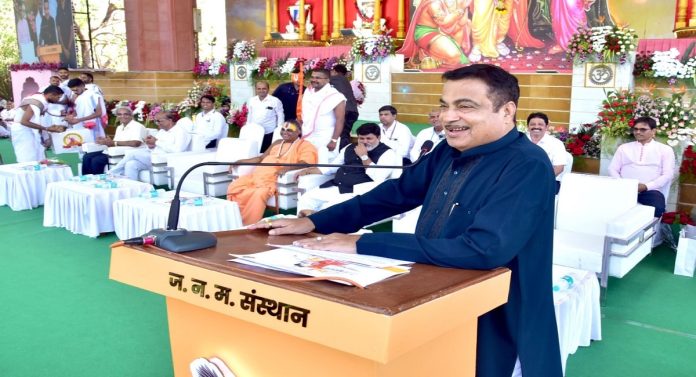 नितीन गडकरी यांच्या हस्ते नरेंद्र महाराज इन्स्टिट्यूट कॉलेज इमारत कोनशिलेचे अनावरण