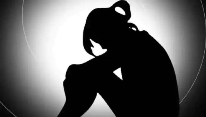 'मम्मी-पप्पा सॉरी...' चिठ्ठी लिहित धुळ्यात विद्यार्थ्यानीने वसतीगृहातच संपवलं आयुष्य