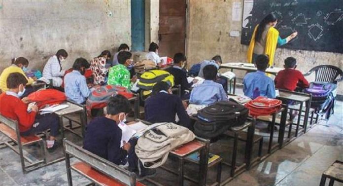 राज्यातील 100 शाळांना कायमचं टाळं, पाहा तुमच्या जिल्ह्यातील किती शाळा? वाचा संपूर्ण यादी 