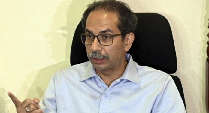 "लाचार, लाळघोटेपणा करणारा फडतूस गृहमंत्री", रोशनी शिंदे भेटीनंतर उद्धव ठाकरे देवेंद्र फडणवीसांवर संतापले