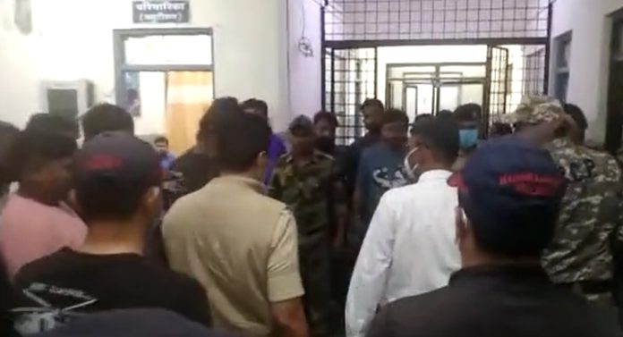 वीज कोसळताच 150 वर्षे जुने झाड उन्मळून पडलं अन्... दुर्देवी घटनेत 7 भाविकांचा मृत्यू