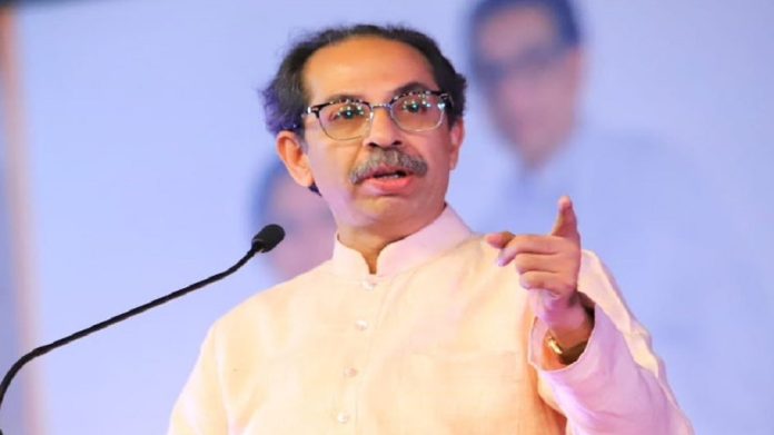 शिंदे गटाकडून महिला पदाधिकाऱ्याला मारहाण; विचारपूस करण्यासाठी उद्धव  ठाकरे ठाण्यात