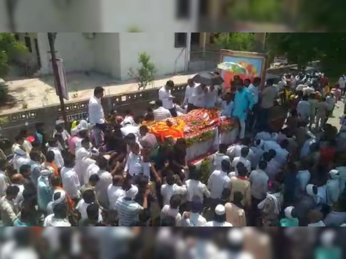 बाळू धानोरकर यांच्या पार्थिवावर शासकीय इतमामात अंत्यसंस्कार, कार्यकर्त्यांना अश्रू अनावर