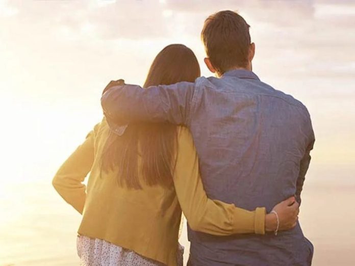 25 वर्षीय तरुणाच्या प्रेमात पडली 2 मुलांची आई, पुणे सोडून बिहारला गेली, पण घडलं भलतंच title=