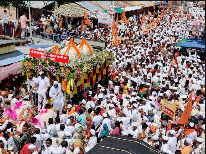 Ashadhi Ekadashi 2023 : भक्तांचा जनसागर! निवृत्ती महाराजांची पालखी थाटामाट पंढरपूरच्या दिशेनं रवाना 