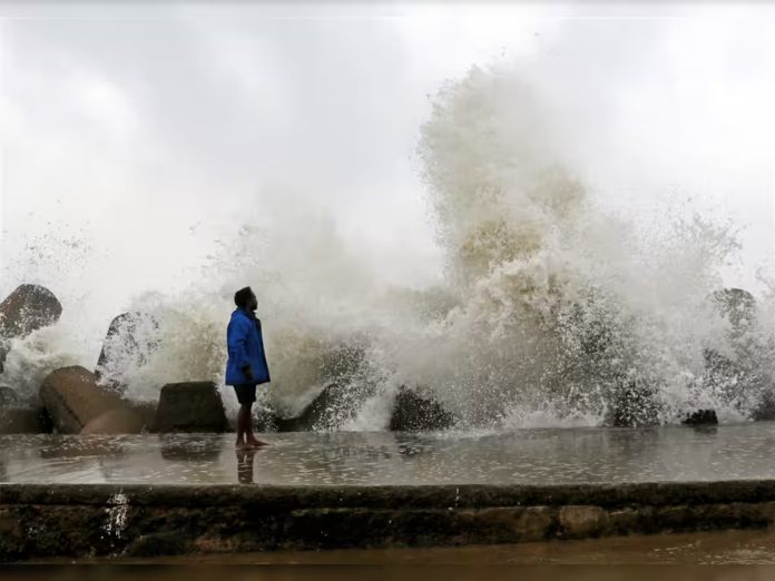 Cyclone Biporjoy : 24 तास वैऱ्याचे! चक्रिवादळामुळं समुद्रात मोठमोठ्या लाटा उसळण्यास सुरुवात