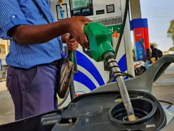 Petrol Rate Today : पेट्रोल-डिझेलच्या दराबाबत मोठी अपडेट, गाडीची टाकी फुल्ल करण्यापूर्वी जाणून घ्या आजचे दर 