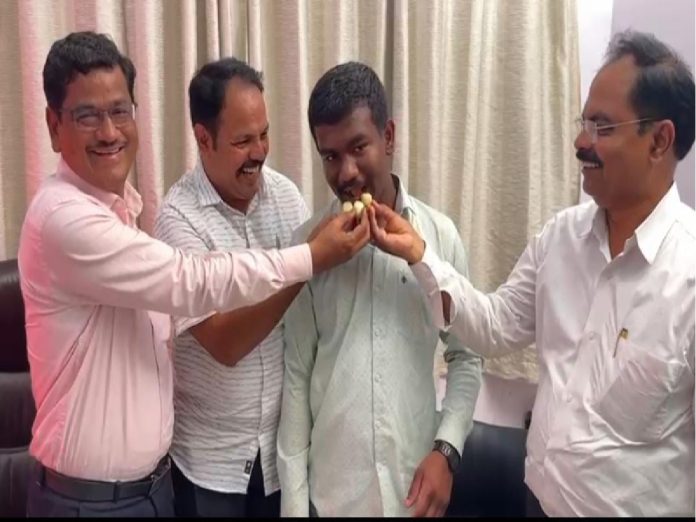 Success Story: शिक्षकाचा मुलगा बनला डॉक्टर, 'नीट'मध्ये 720 पैकी 700 गुण