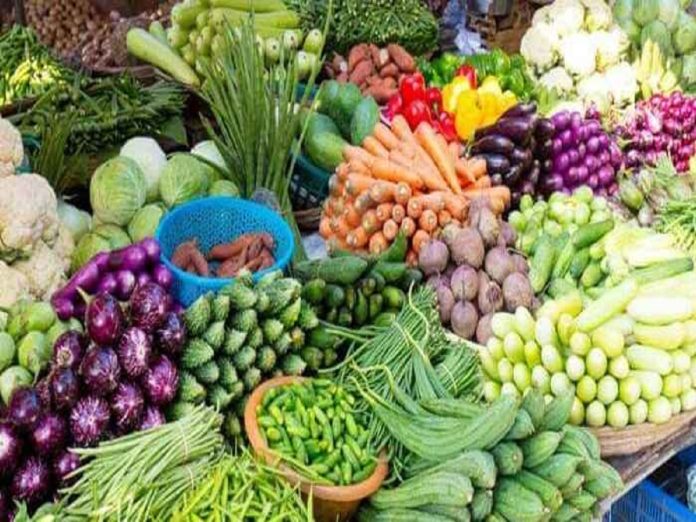 Vegetable Price Hike : कोथिंबीरीची जुडी शंभरीपार; वाढलेल्या दरांनी गृहिणींचं बजेट कडाडलं 