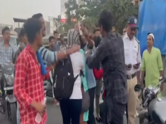 Viral Video : कल्याणमध्ये भर रस्त्यात महिलांची फ्री स्टाईल हाणामारी; 20 मिनिट सुरू होता राडा
