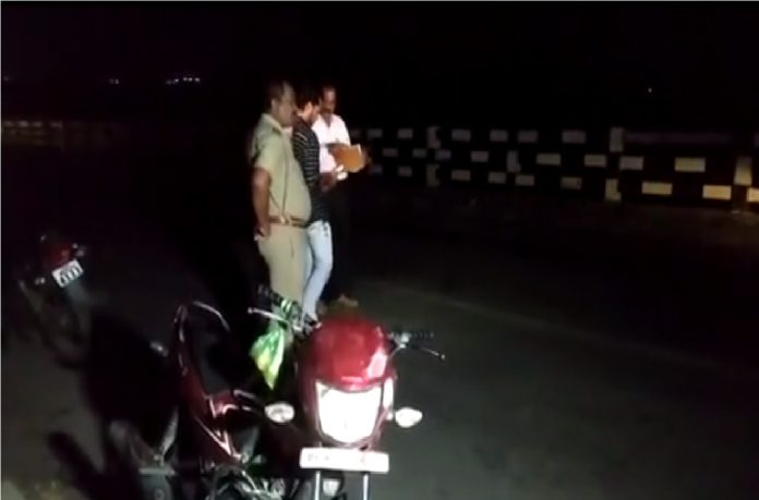 अशी वेळ कुणावरच येवू नये; बापाच्या डोळ्यादेखत 3 लहान लेकरांचा मृत्यू  title=