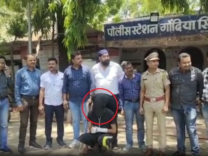 आईला संपवल्यानंतर सोफ्यावर बसला अन्... चारित्र्याच्या संशयावरुन मुलाचे भयंकर कृत्य