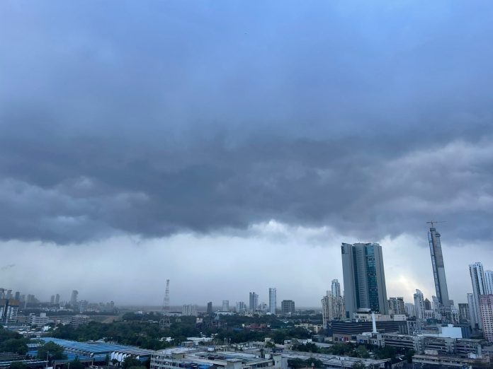 आले रे पाऊस आला... अखेर महाराष्ट्रात मान्सून दाखल; बिपरजॉय चक्रीवादळाचा जोरही वाढला