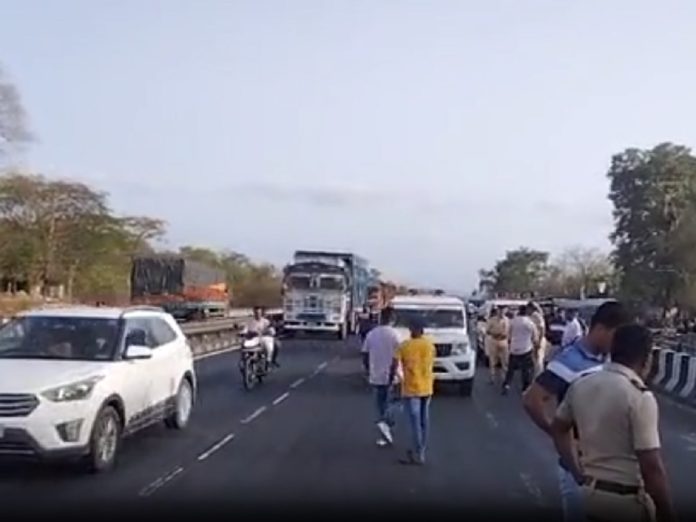 एकाच कुटुंबातील 5 जणांचा बाईकवरुन प्रवास; भीषण अपघातात माय लेकाचा मृत्यू 