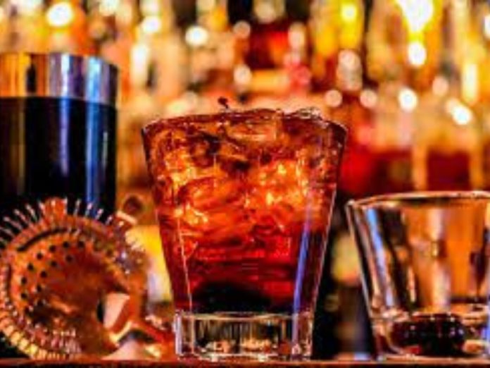 ऐकावं ते नवलंच! महाराष्ट्रात 'या' ठिकाणी रंगणार मद्यपींचं संमेलन; उत्साह शिगेला 