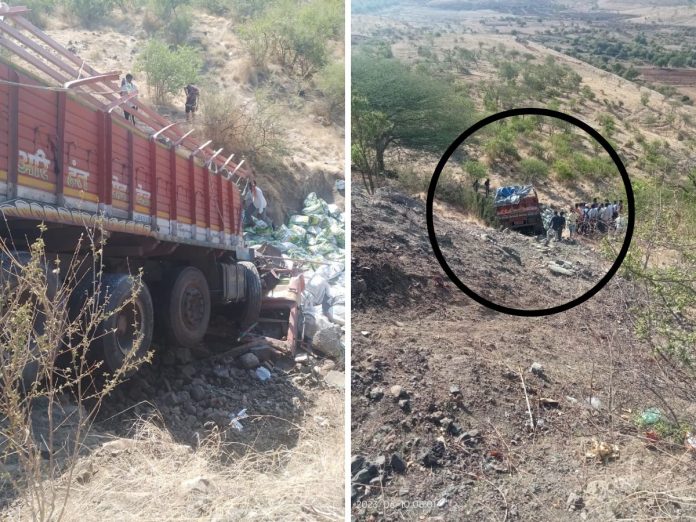 करंजी घाटात अवघड वळणावर ताबा सुटला, ट्रक 25 फूट खोल दरीत कोसळला अन्...