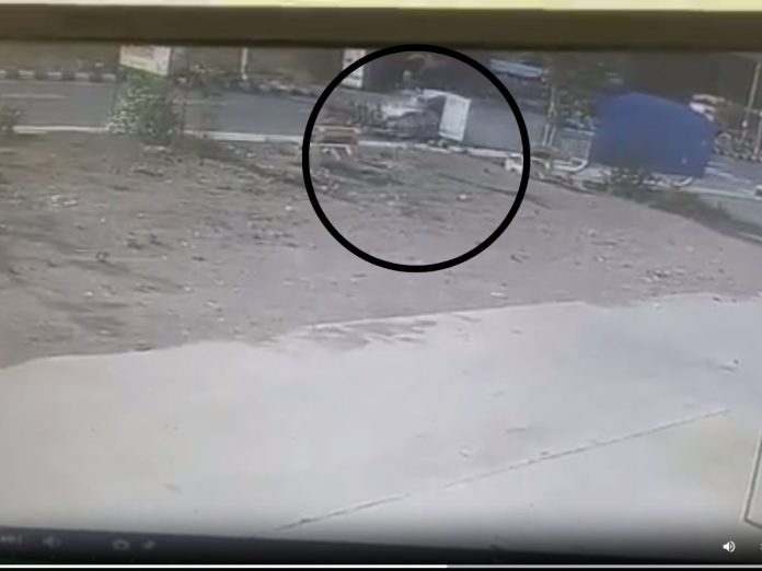  कारची बाईकला भीषण धडक, दुचाकीस्वार हवेत उडाला, ५० ते ६० फूट उंच फेकला गेला