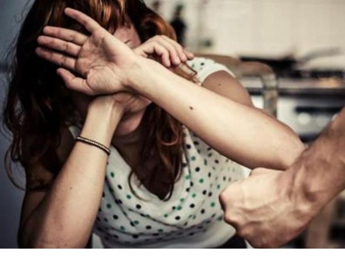 क्रुरता! सासुने सुनेच्या बांगड्या फोडल्या, नंतर तोंडात कोंबून डोकं भिंतीवर आपटलं