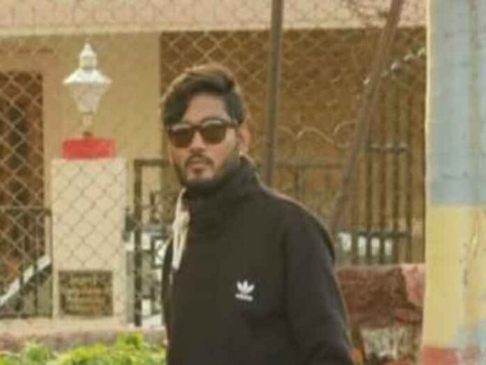 गावात दहशत माजवणाऱ्या तरुणाला चौघांनी दगडाने ठेचलं; आरोपींचे पोलीस ठाण्यात समर्पण