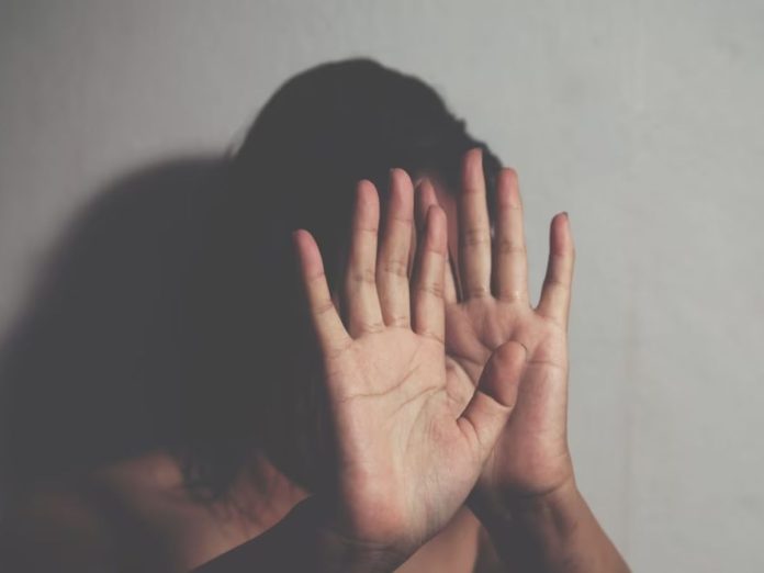 घरात एकटी असल्याचे पाहून डाव साधला, शेजाऱ्याचे तरुणीसोबत भयंकर कृत्य, जीवे मारण्याची धमकी दिली अन्... 