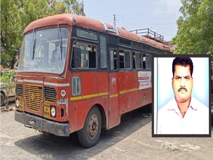 चूक कोणाची! रस्त्यावरच्या खड्ड्यात एसटी आदळली, दरवाजा उघडला आणि प्रवासी खाली कोसळला... जागीच मृत्यू